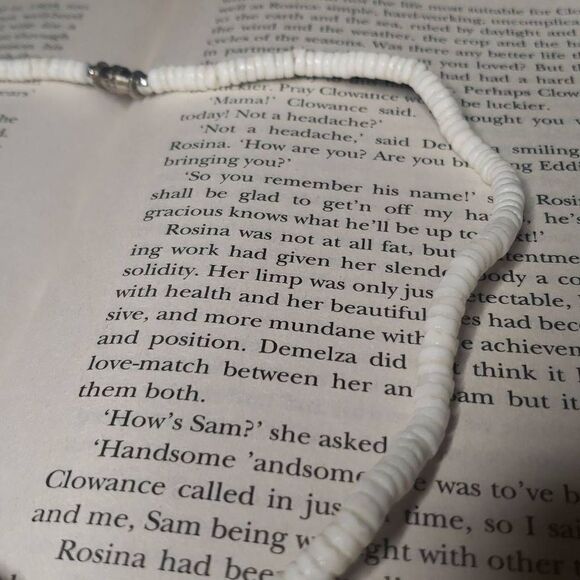 White Shell Necklace - Picture 3 of 4